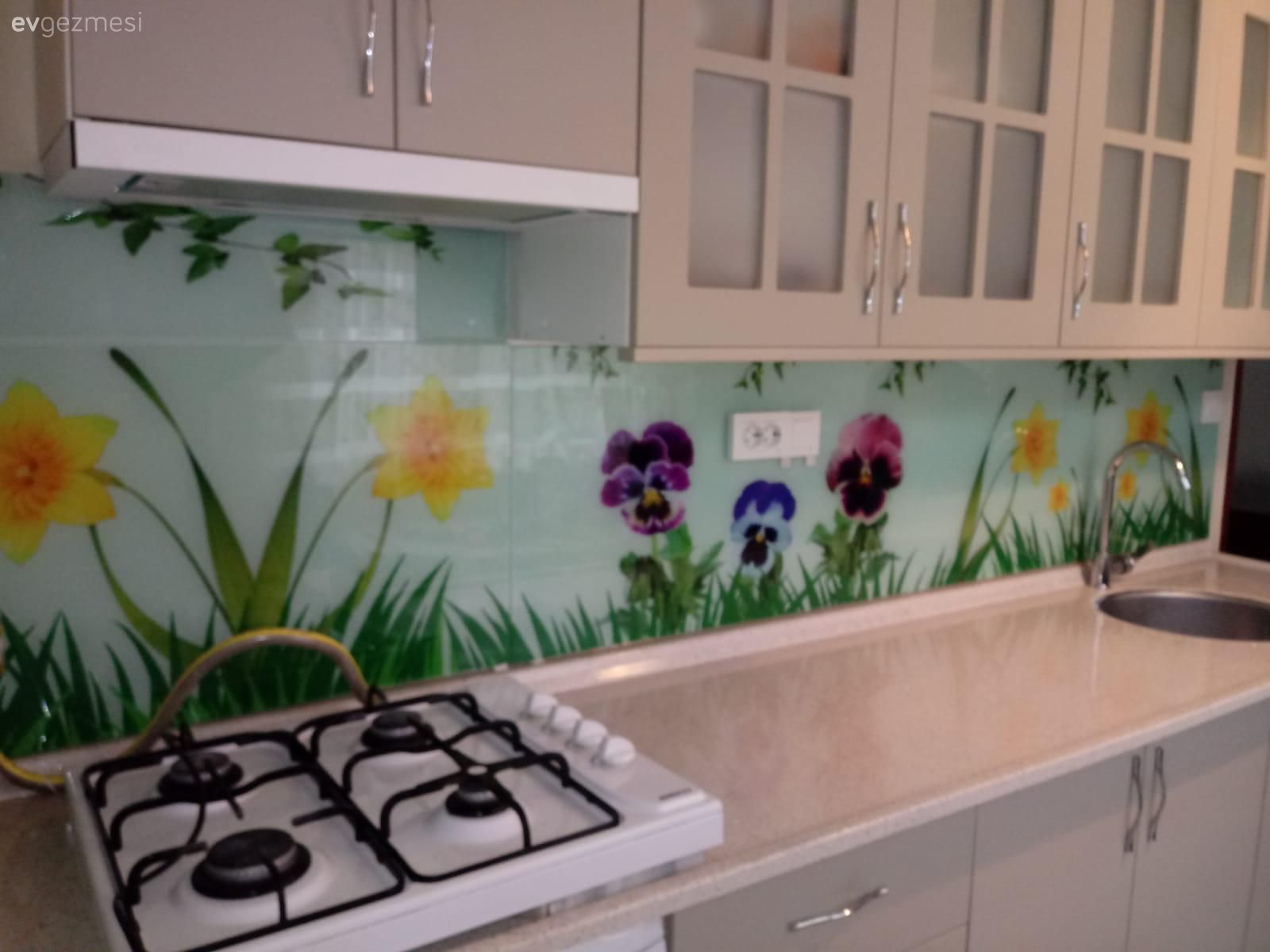 Estetik ve Kullanışlı: Tezgah Arası Cam Paneller