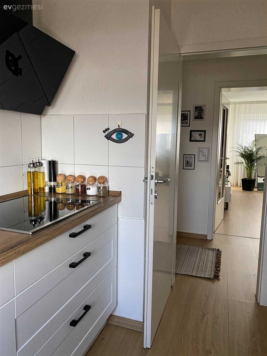 Bu Evin Bir Yanı Koyu Diğer Yanı da Oldukça Açık