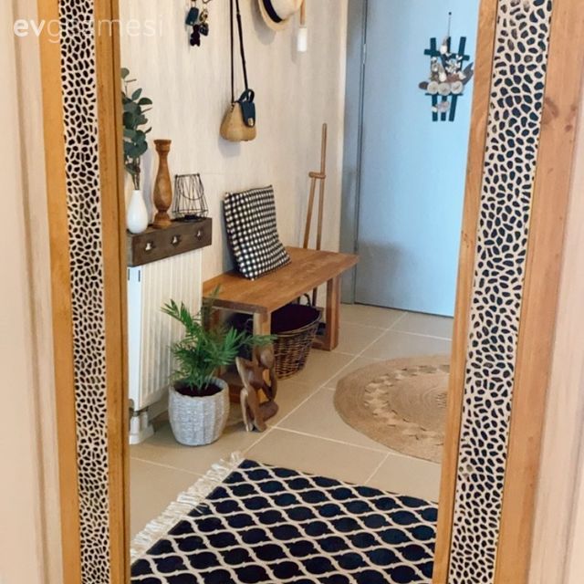 Antre, Boy aynası, Ayna, Bank, Ahşap Mobilya, Ev bitkisi, Kilim, Halı, Saksı, Duvar rafı, Duvar dekorasyonu