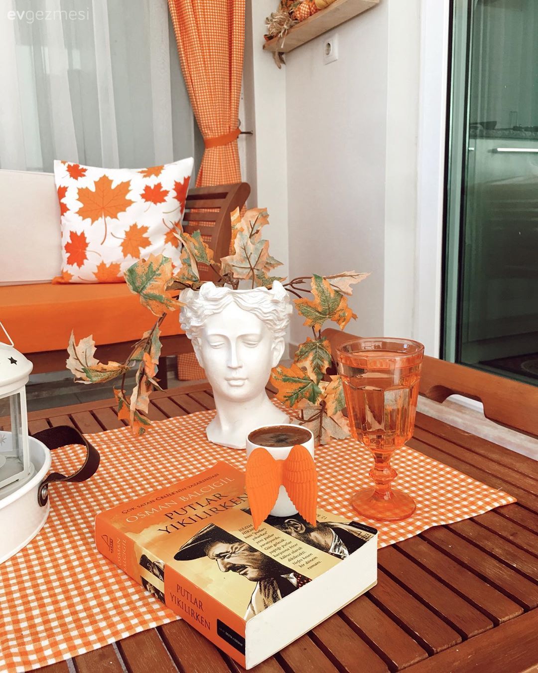 Balkon, Kış bahçesi, Turuncu, Beyaz, Balkon oturma grubu, Ahşap Mobilya, Balkon masası, Dekoratif Objeler, Masa örtüsü, Ev tekstili