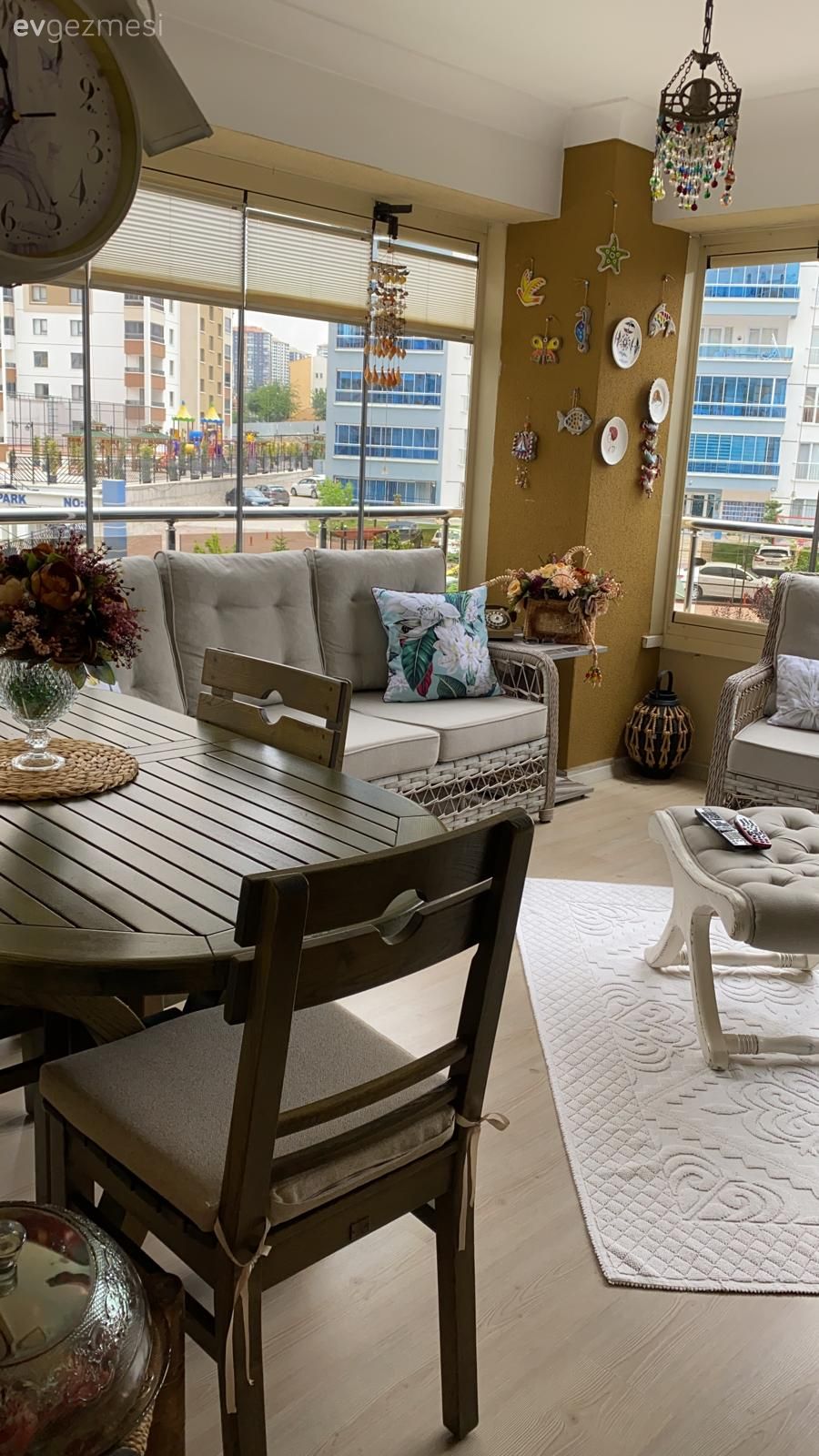 Balkon, Salon, Balkon masası, Tablo, Duvar dekorasyonu, Çiçekler, Ev bitkisi, Balkon avizesi