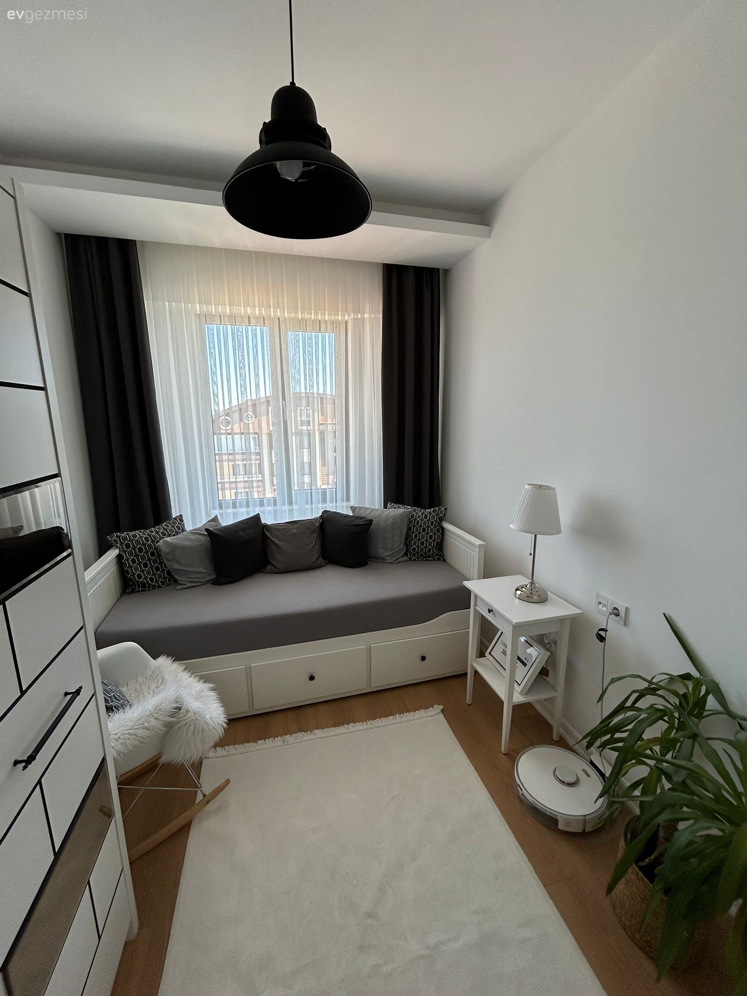 Bu Isparta Evinde Özel Tasarım Paneller Duvar Görevi Üstlenmiş!