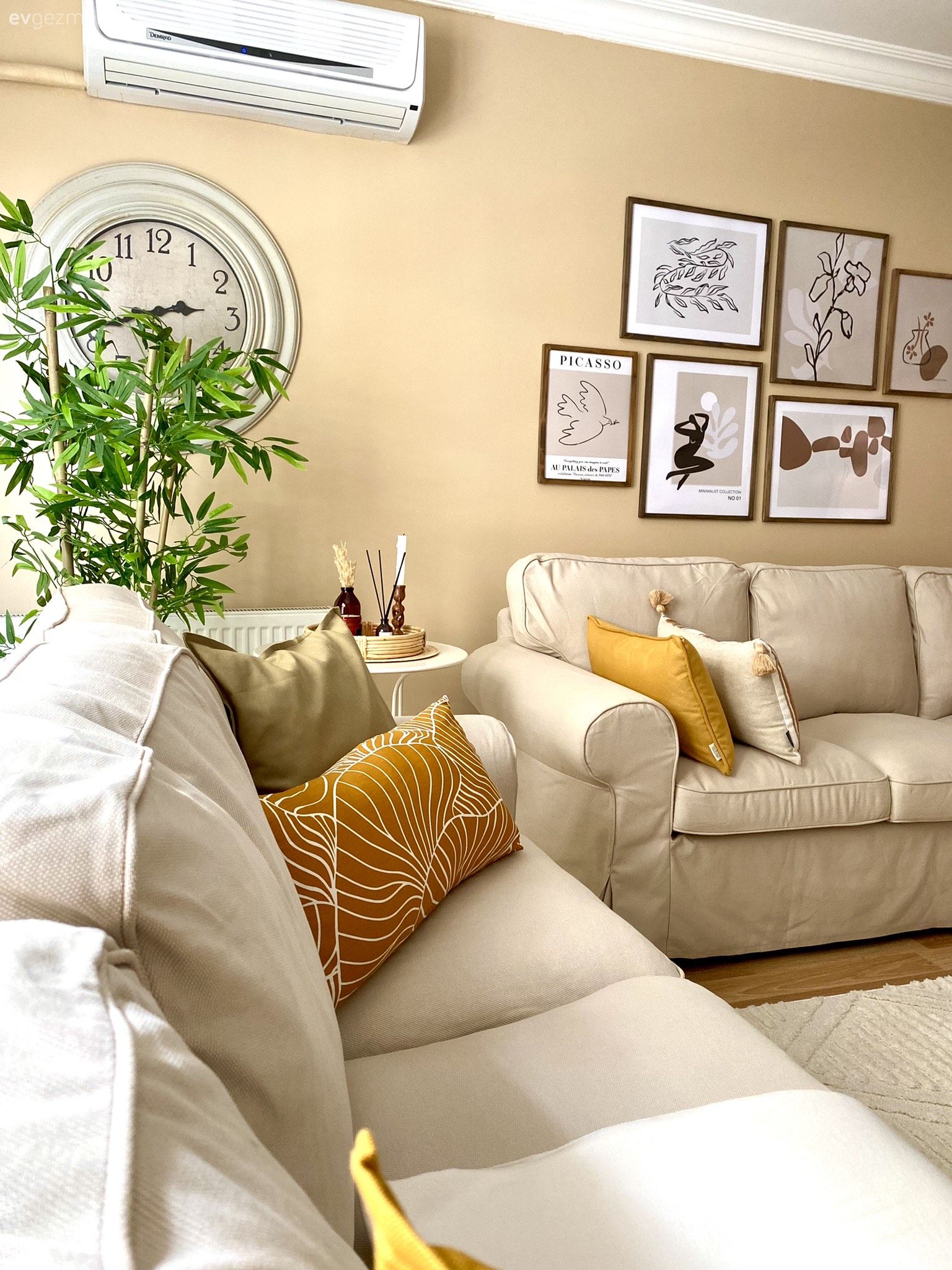 Salon, Bohem Dekorasyon, İskandinav, Koltuk takımı, Turuncu, Sarı, Beyaz, Bej, Galeri duvarı, Duvar dekorasyonu, Kırlent, Ev tekstili, Orta sehpa, Sehpa, Ahşap Mobilya, Vazo, Ev Aksesuar, Halı, Salon halısı