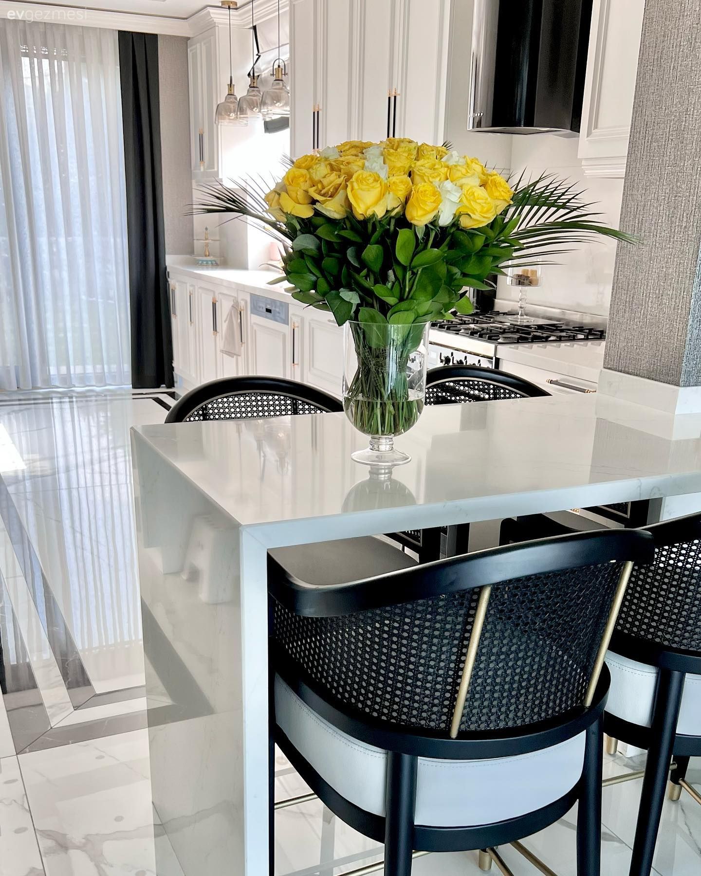Mutfak yarım adası, Mutfak, Sandalye, Siyah, Beyaz, Gri, Avize, Aydınlatma, Vazo, Ev Aksesuar, Çiçekler