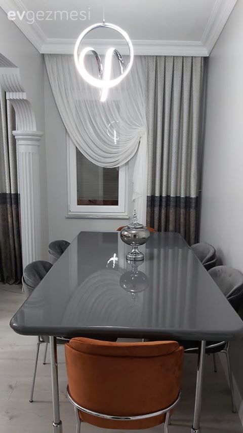 Yemek Odası, Yemek masası, Sandalye, Gri, Turuncu, Beyaz, Fon perde, Perde, Tül perde, Dekoratif Objeler, Avize, Aydınlatma, Yemek odası avizesi