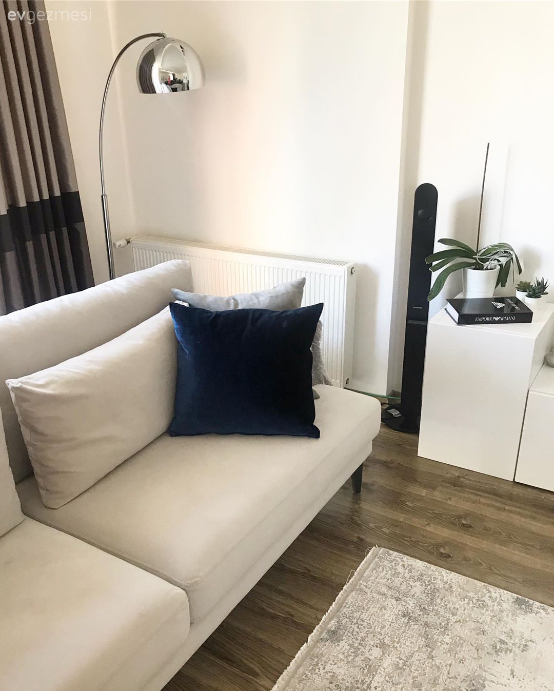 Salon, Modern, Beyaz, Lacivert, Füme, Gri, Lambader, Aydınlatma, Tv ünitesi, Koltuk takımı, Kırlent, Ev tekstili, Fon perde, Perde, Tül perde