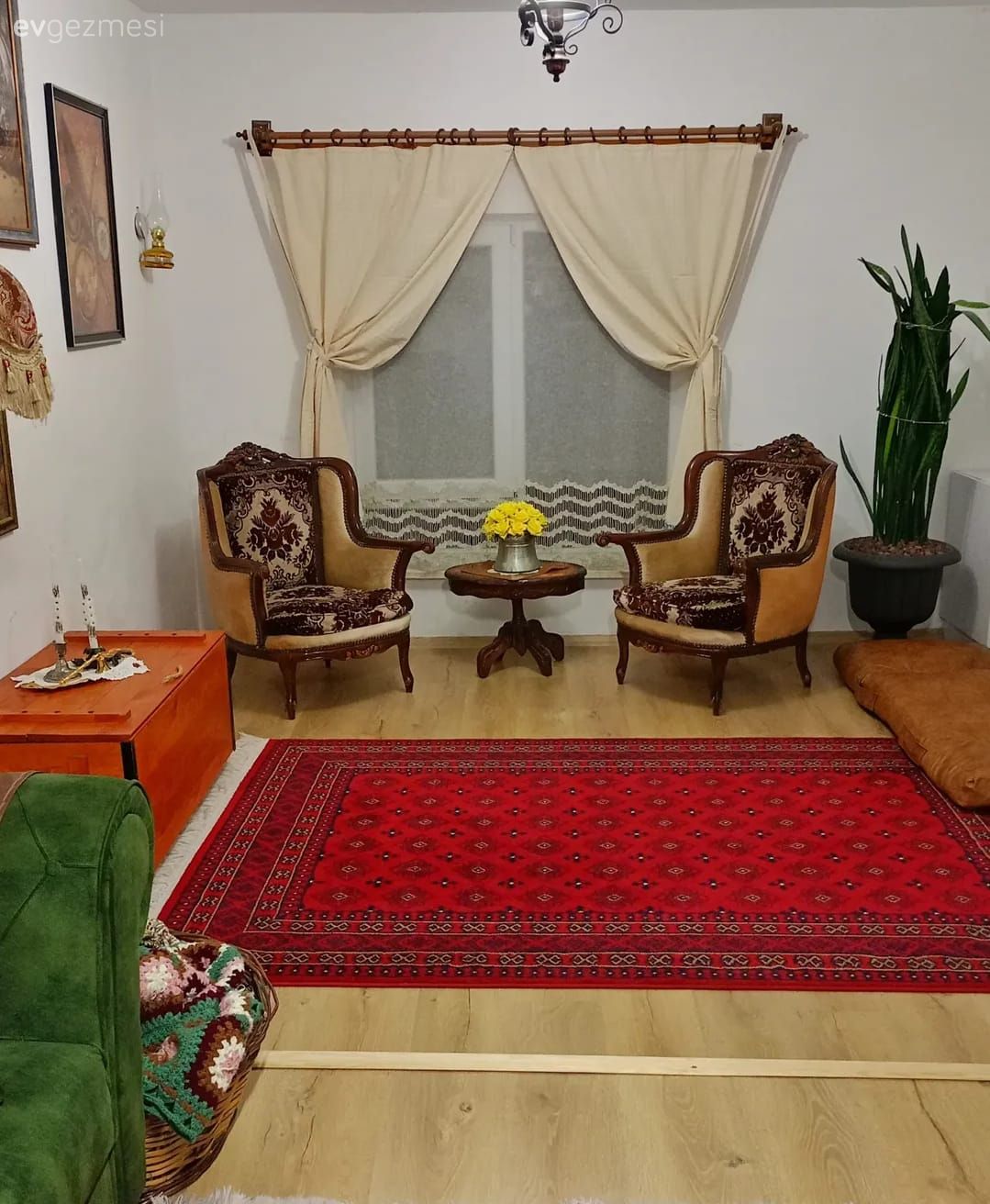 Salon, Rustik, Yeşil, Kırmızı, Kahverengi, Krem, Turuncu, Berjer, Tül perde, Perde, Ev bitkisi, Yan sehpa, Sehpa, Halı, El dokuma halı, Tablo, Duvar dekorasyonu, Sandık, Dekoratif Objeler