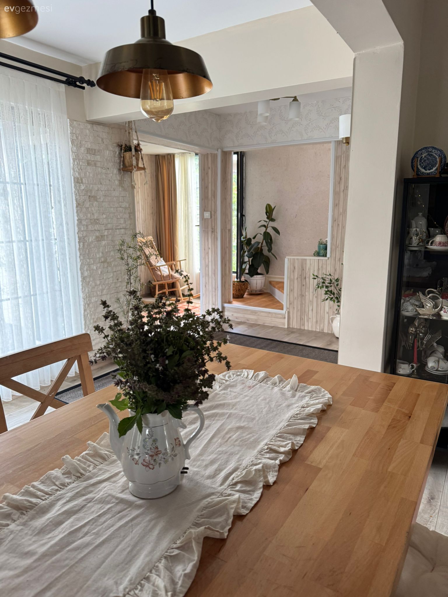 Dışarıdaki Merdivenleri İçeri Alınan Bu Köy Evi Artık Dubleks