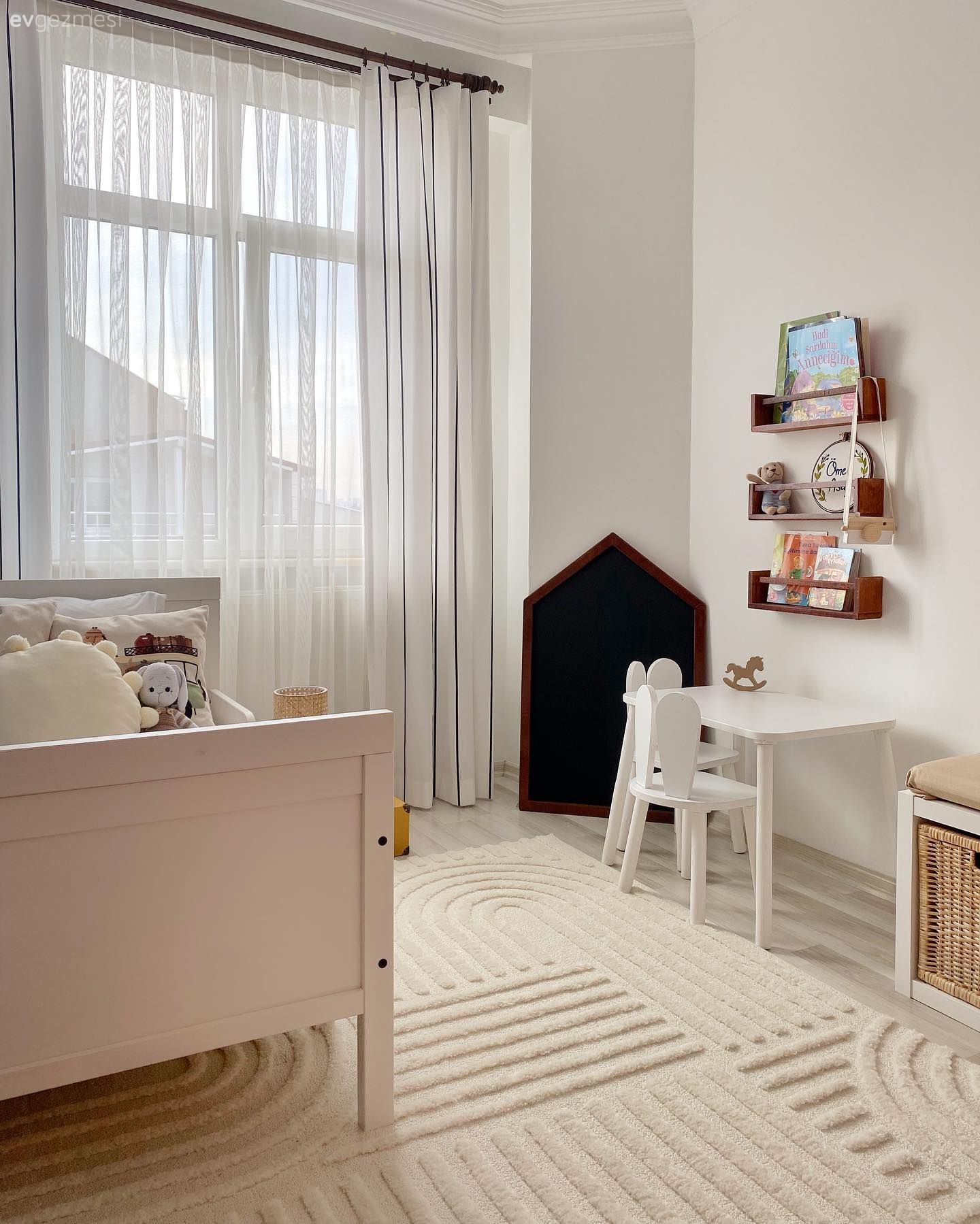 Öncesi&Sonrası: Maviyi Çok Seven Bu Odada Duvarlar Boş Kalmamış