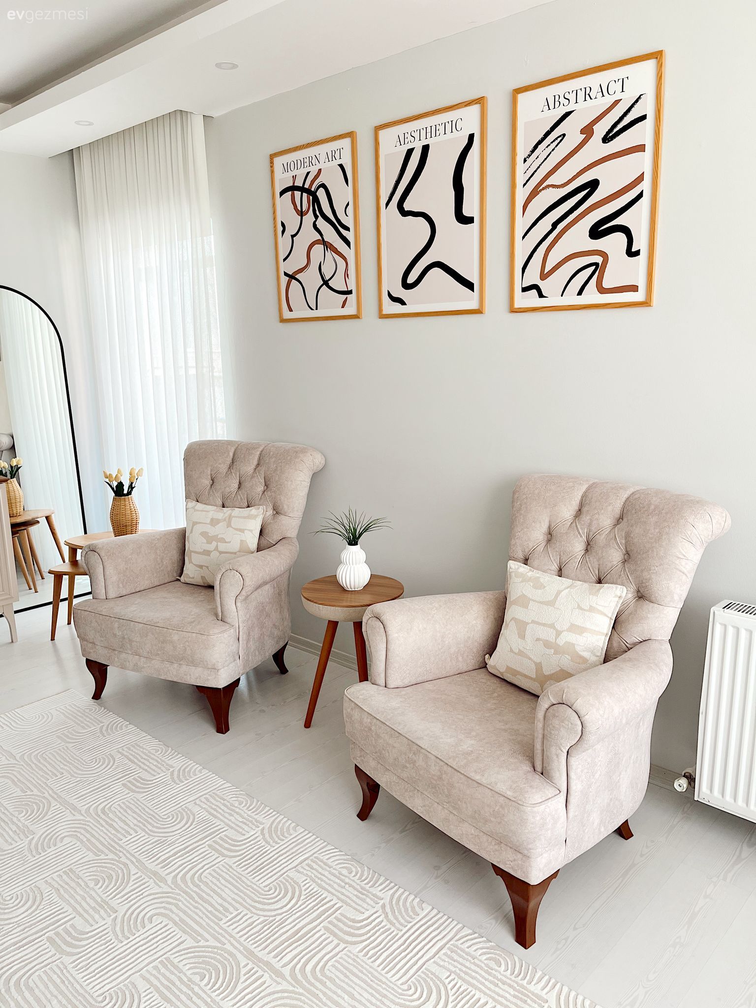 Berjer, Krem, Bej, Tablo, Duvar dekorasyonu, Boy aynası, Ayna, Halı, Tül perde, Perde