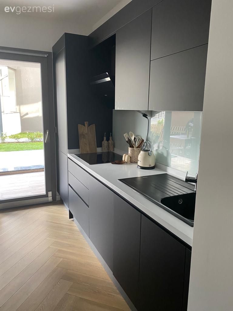 Mutfak, Siyah, Beyaz, Kulpsuz mutfak dolabı, Modern mutfak, Mutfak tezgahı, Mutfak tezgah arası, Tezgah arası seramik, Mutfak zemin seramikleri, Mutfak aksesuarları