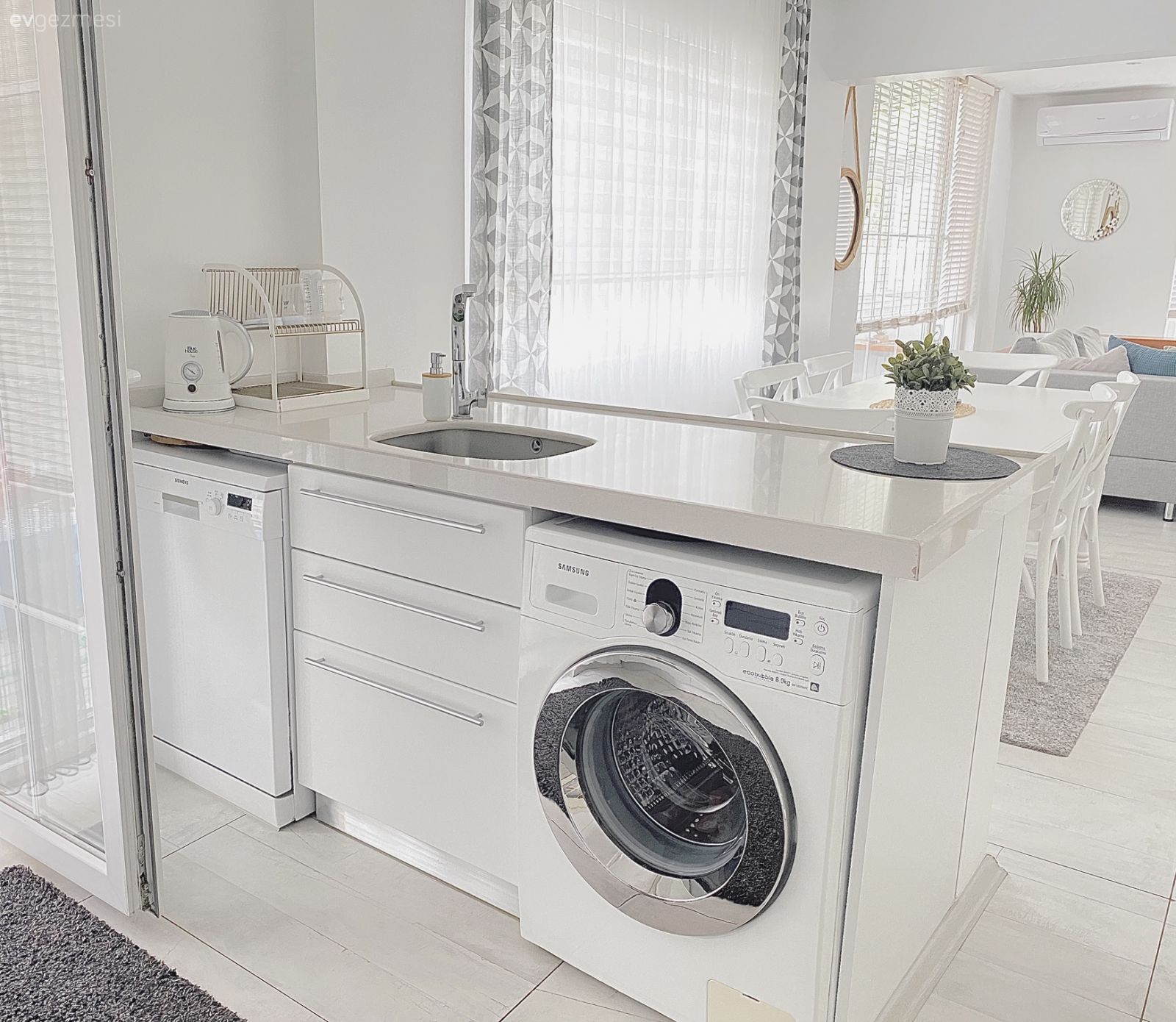 Beyaz mutfak, Mutfak, Ada mutfak, Mutfak tezgahı, Mutfak tezgah arası, Yemek masası, Sandalye, Halı