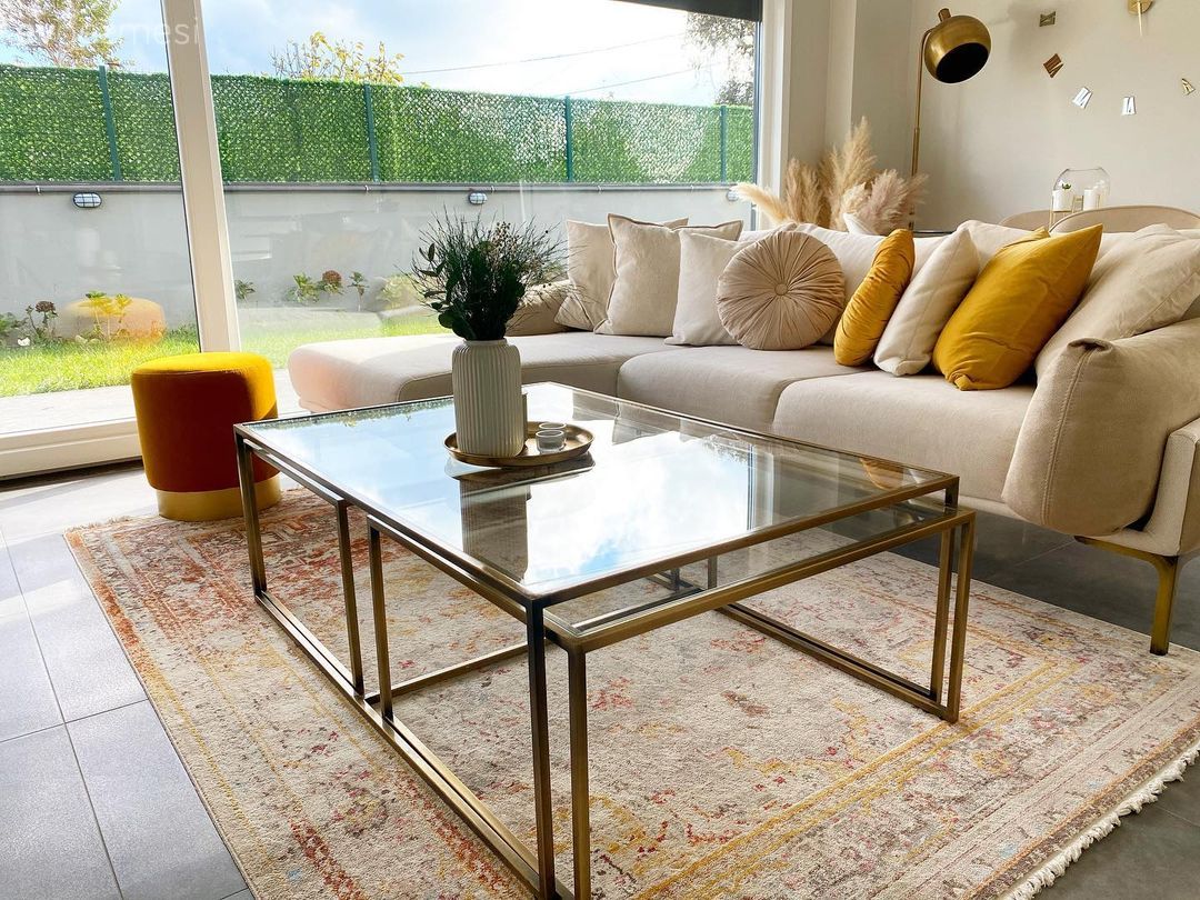 Salon, Modern, Beyaz, Bej, Sarı, Krem, Altın, Halı, Salon halısı, Köşe koltuk, Koltuk takımı, Parke, Kırlent, Ev tekstili, Vazo, Ev Aksesuar, Cam orta sehpa, Orta sehpa, Ev bitkisi, Puf