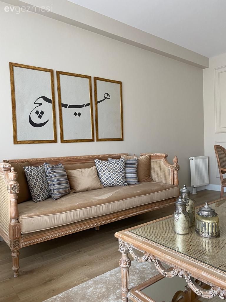 Salon, Country, Krem, Bej, Mavi, Beyaz, Koltuk takımı, Orta sehpa, Sehpa, Halı, Salon halısı, Kırlent, Ev tekstili, Tablo, Duvar dekorasyonu, Dekoratif Objeler