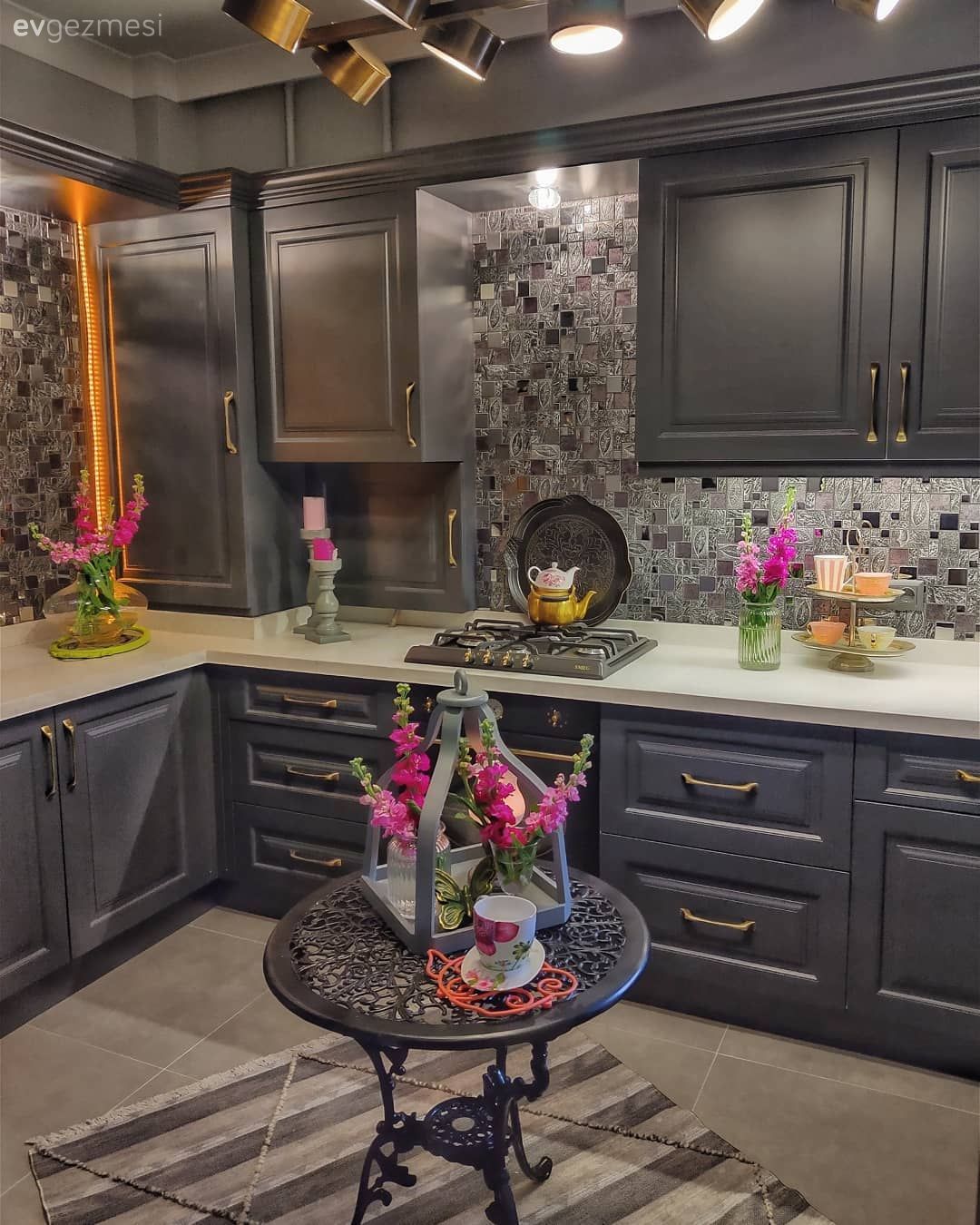 Bu Apartman Dairesi 10. Kata Bahçeli Bir Ev Hissini Taşımış