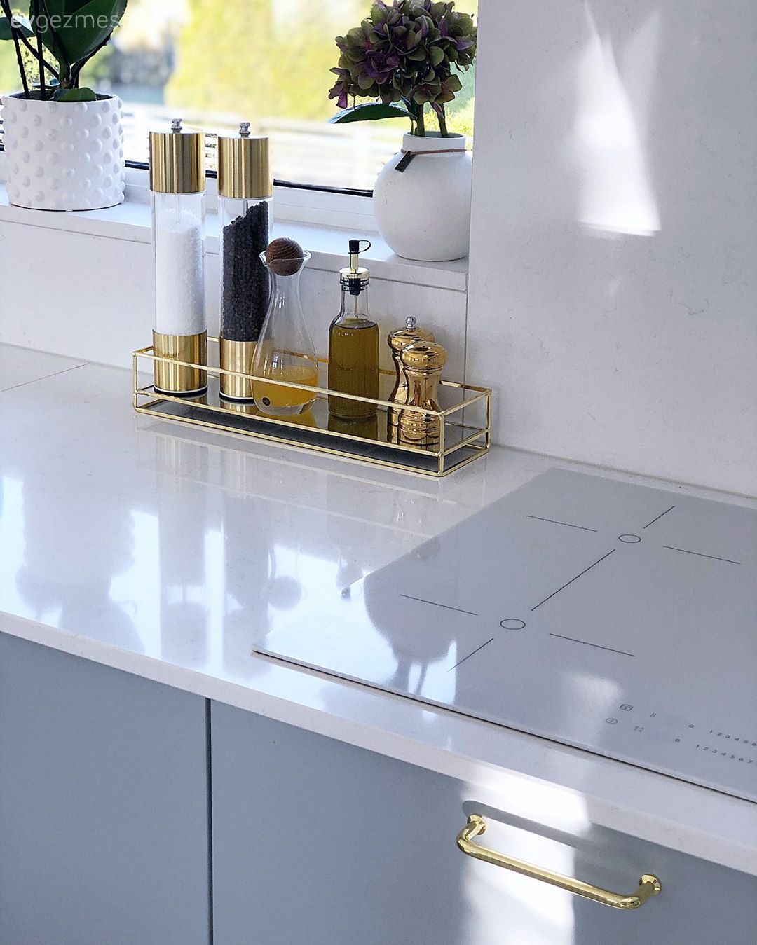 Mutfak, Modern mutfak, Gri, Mavi, Mutfak tezgahı, Mutfak tezgah arası, Çiçekler, Altın, Cam Ankastre, Ankastre, Mutfak aksesuarları, Vazo, Ev Aksesuar