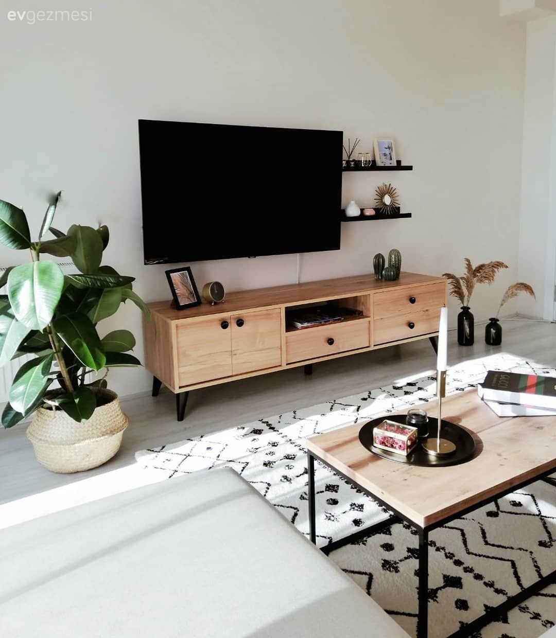 Salon, Beyaz, Siyah, Ahşap Mobilya, Bohem Dekorasyon, İskandinav, Halı, Geometrik desen, Desenler, Salon halısı, Orta sehpa, Sehpa, Metal ayaklı sehpa, Tv ünitesi, Duvar rafı, Duvar dekorasyonu, Ev bitkisi, Saksı, Hasır, Fon perde, Perde, Tül perde, Vazo, Ev Aksesuar, Pampas otu