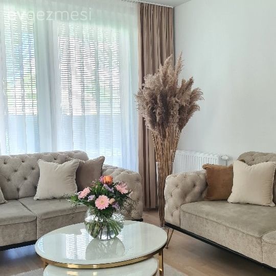 Bu Evde Açık ve Nötr Tonlar Altın Vurgularıyla Belirginlik Kazanmış!