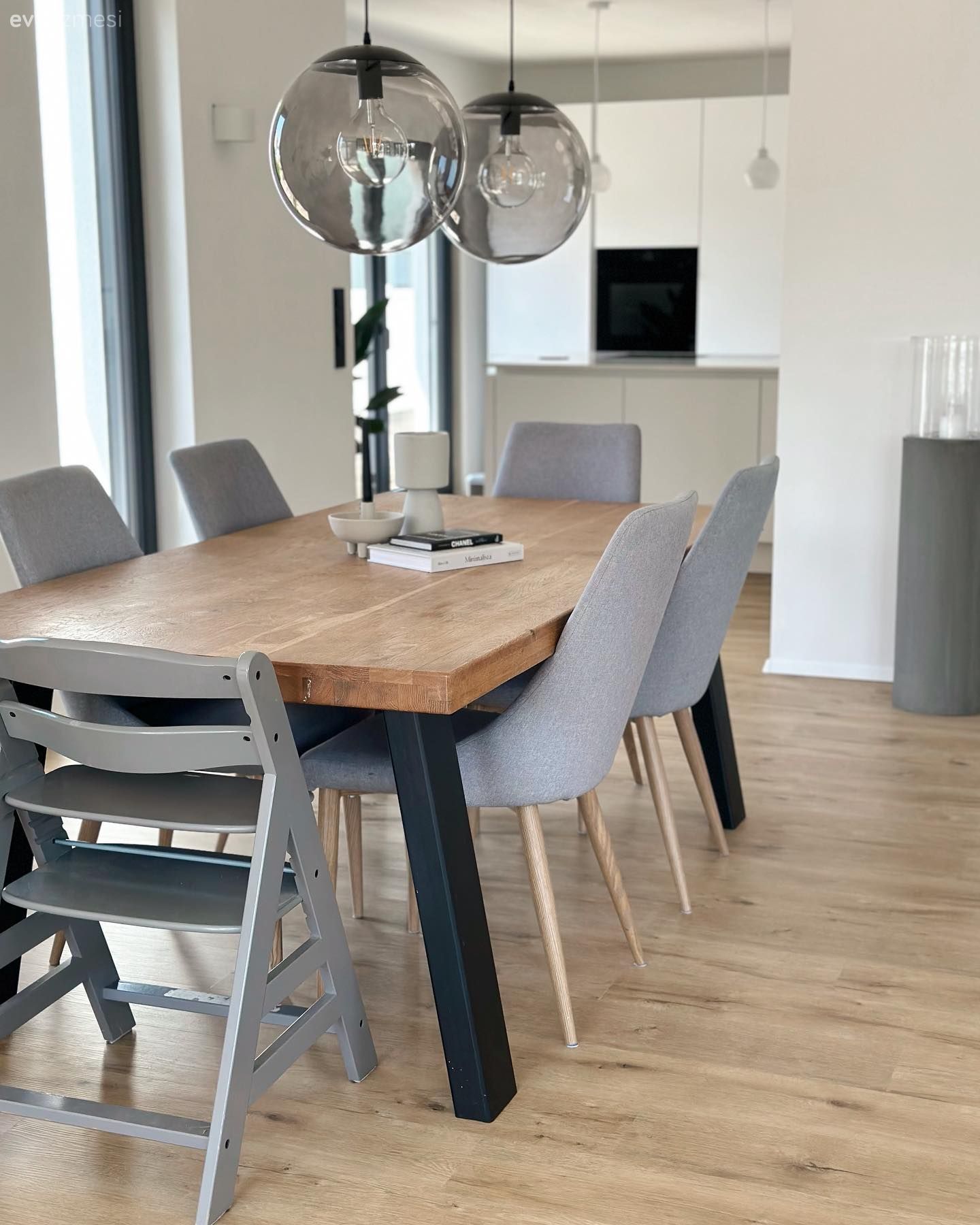 Bu Yüksek Tavanlı Evde Modern Stil Oldukça Belirgin!