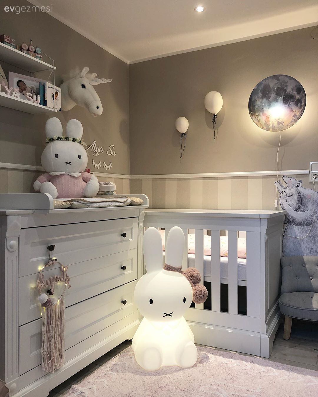 Bu Masalsı Evin Her Köşesinde Yumuşacık Bir Materyal Var