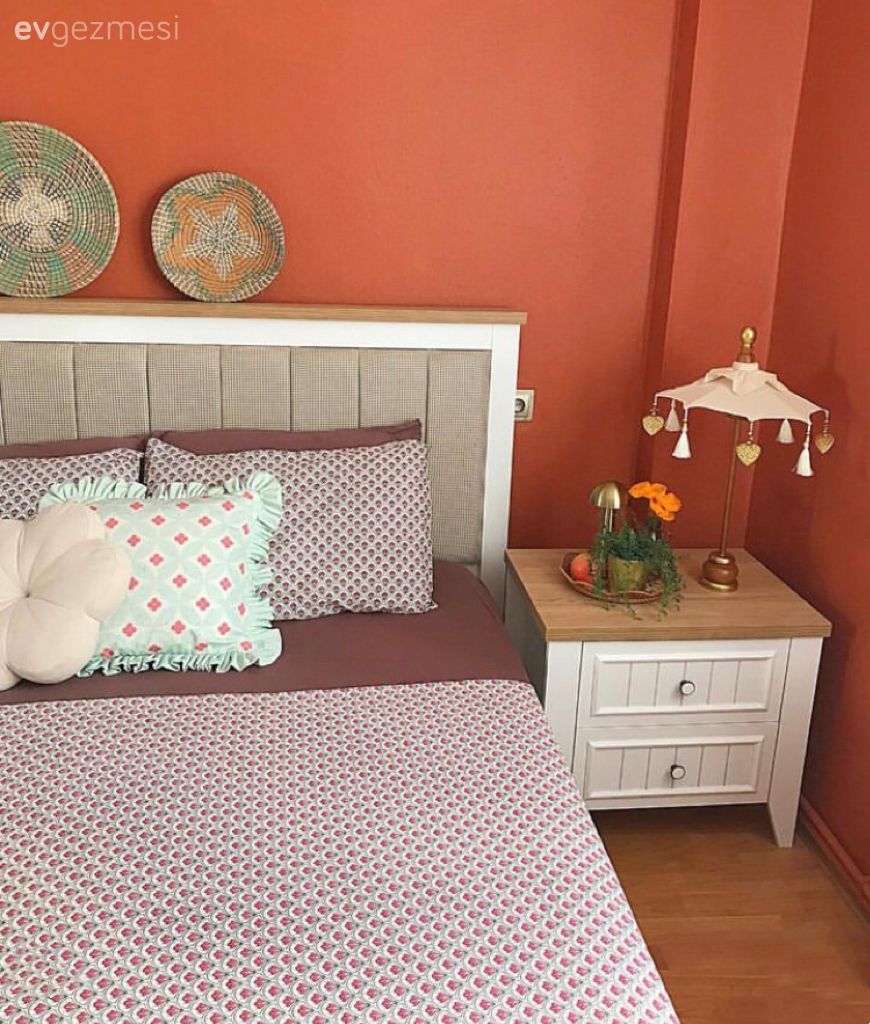 Yatak Odası, Bohem Dekorasyon, Turuncu duvar rengi, Hasır, Komodin, Abajur, Aydınlatma