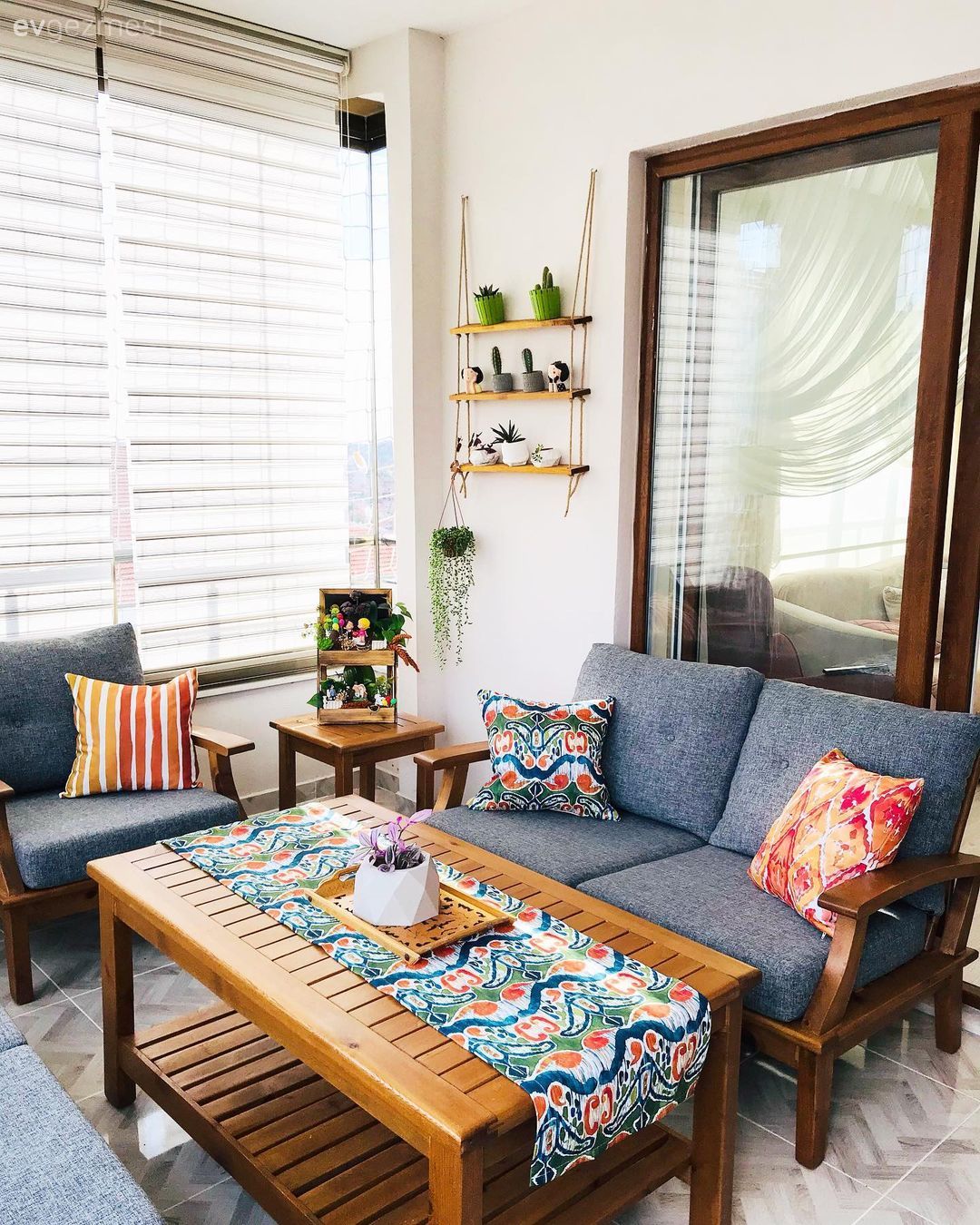 Balkon, Balkon masası, Balkon oturma grubu, Gri, Kahverengi, Balkon duvar dekorasyonu, Desenler, Kırlent, Ev tekstili, Balkon perdesi