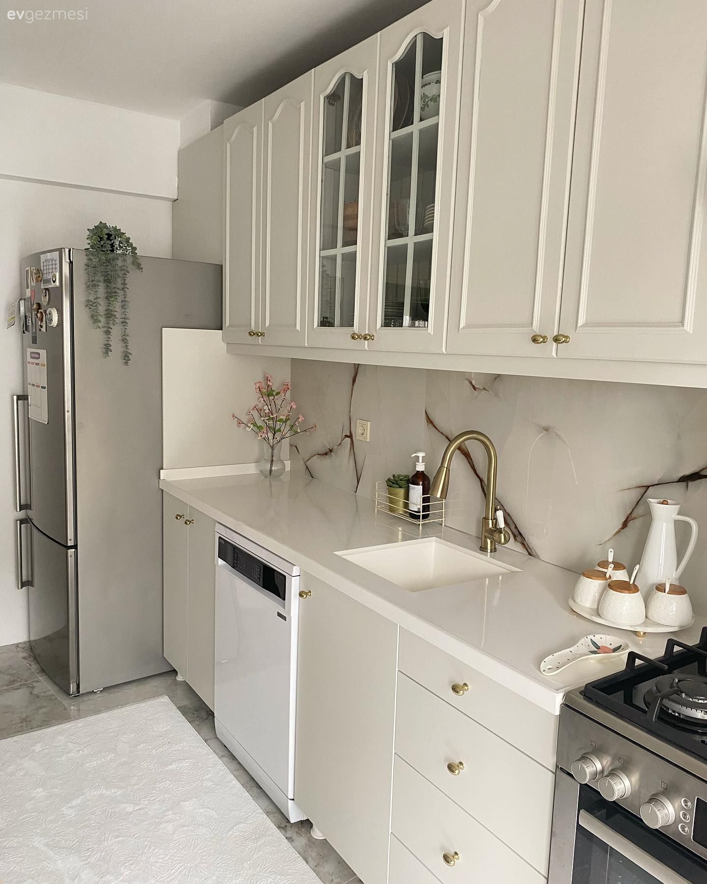 Mutfak, Beyaz, Siyah, Mutfak tezgahı, Mutfak tezgah arası, Shaker kapaklı dolaplar, Mutfak zemin seramikleri, Davlumbaz, Sandalye, Mutfak masası, Mutfak boyama, Mobilya boyama