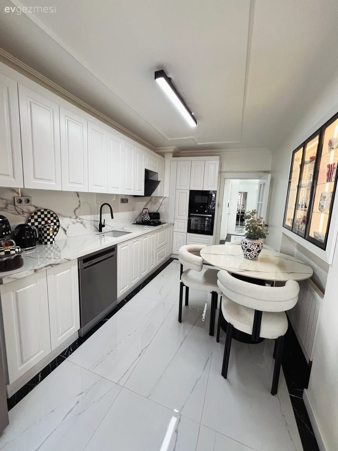 Koridor Tipi Bu Mutfağın Her Köşesine Bir Dolap Gelmiş