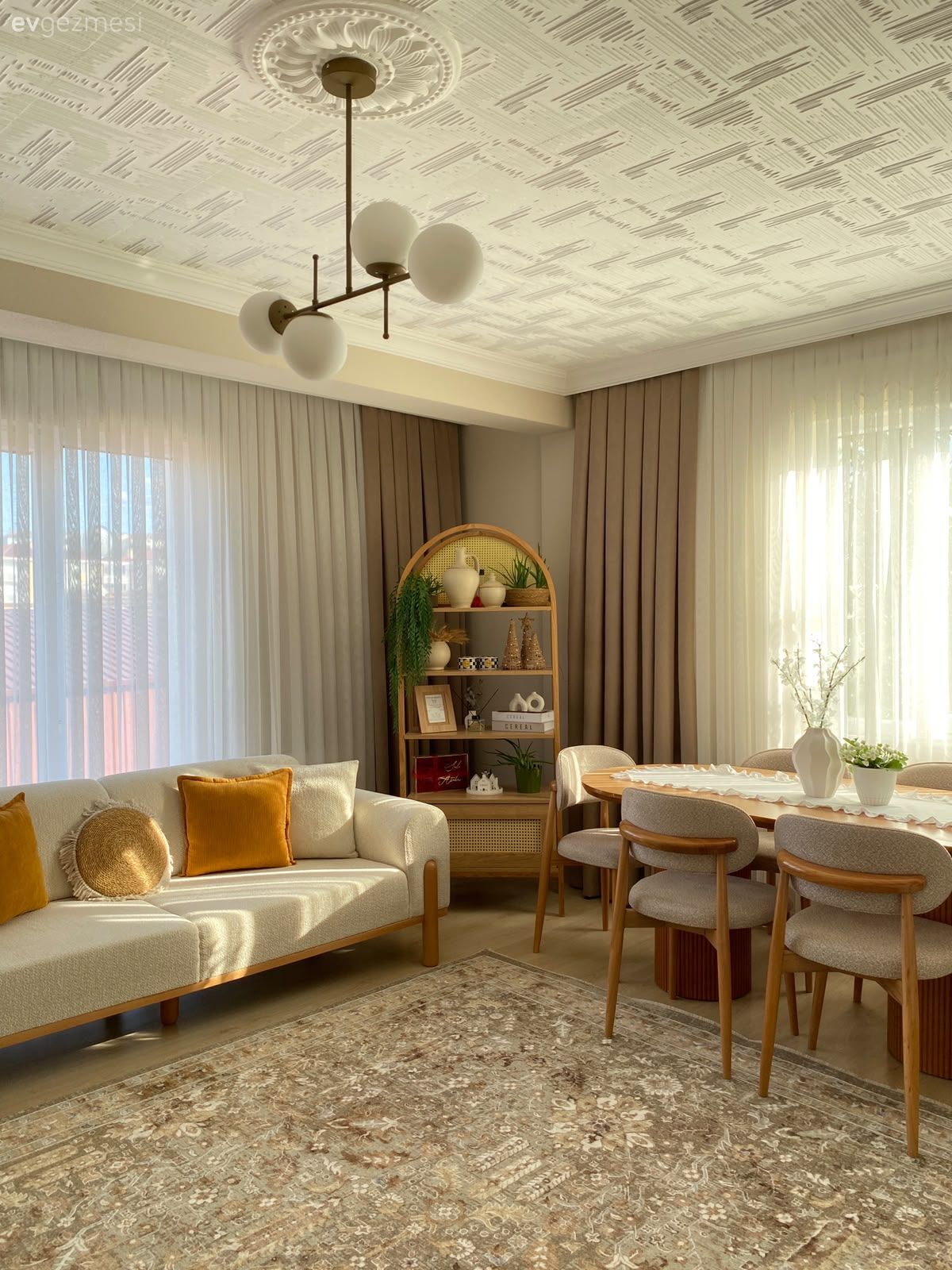 Salon, Modern, Beyaz, Kahverengi, Krem, Bej, Koltuk takımı, Fon perde, Perde, Tül perde, Sandalye, Yemek masası, Hasır dolap, Halı, Salon halısı, Avize, Aydınlatma, Salon avizesi, Kırlent, Ev tekstili, Turuncu