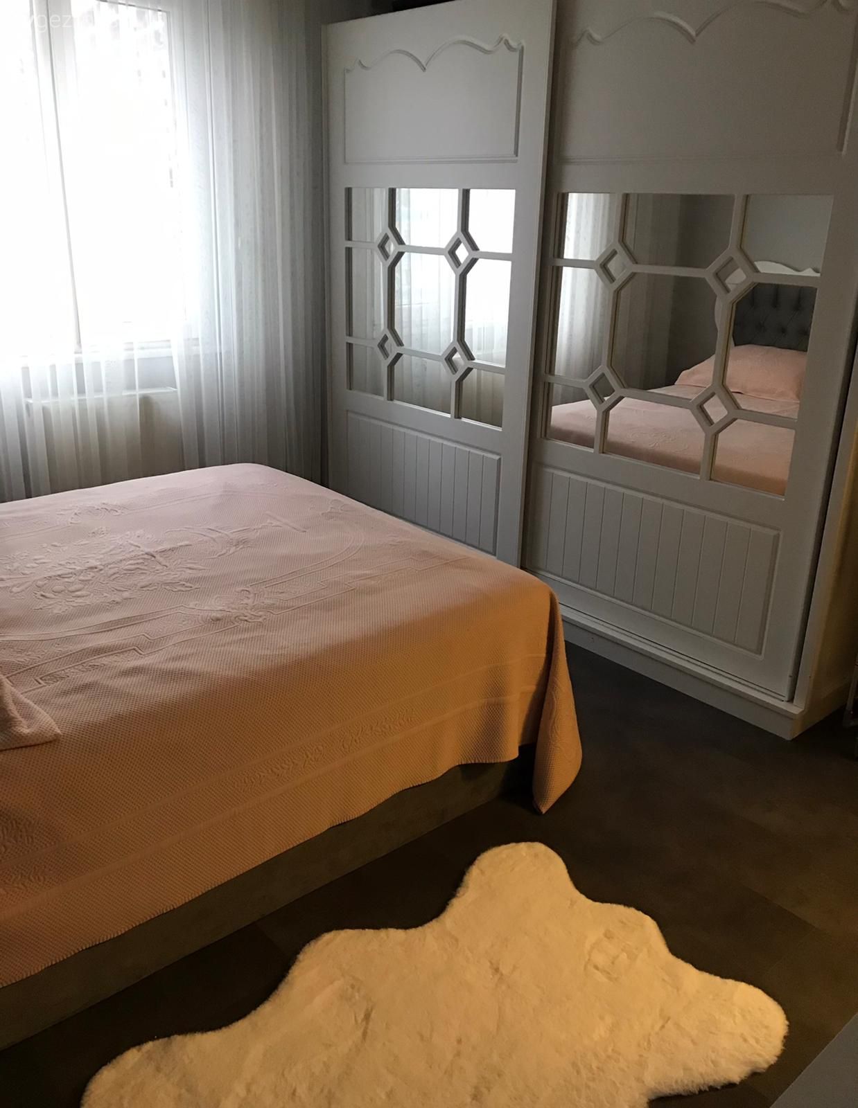 Yatak Odası, Beyaz, Pudra pembe, Gri, Yatak başlığı, Kapitone yatak başlığı, Post halı, Halı, Tül perde, Perde, Gardrop