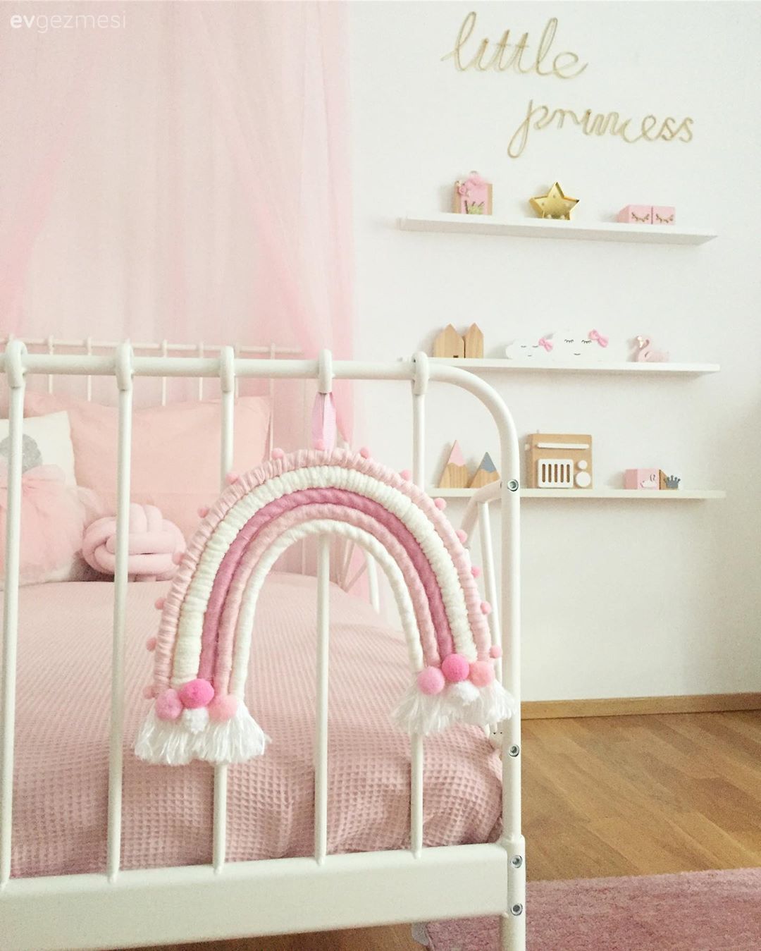 Çocuk Odası, Beyaz, Pembe, Çocuk odası halısı, Duvar rafı, Çocuk odası duvar dekorasyonu, Duvar dekorasyonu