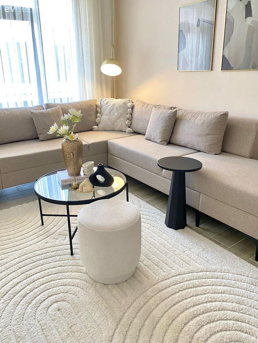 Salon, İskandinav, Modern, Krem, Bej, Siyah, Köşe koltuk, Koltuk takımı, Tablo, Duvar dekorasyonu, Tül perde, Perde, Orta sehpa, Sehpa, Halı, Salon halısı, Yan sehpa, Kırlent, Ev tekstili