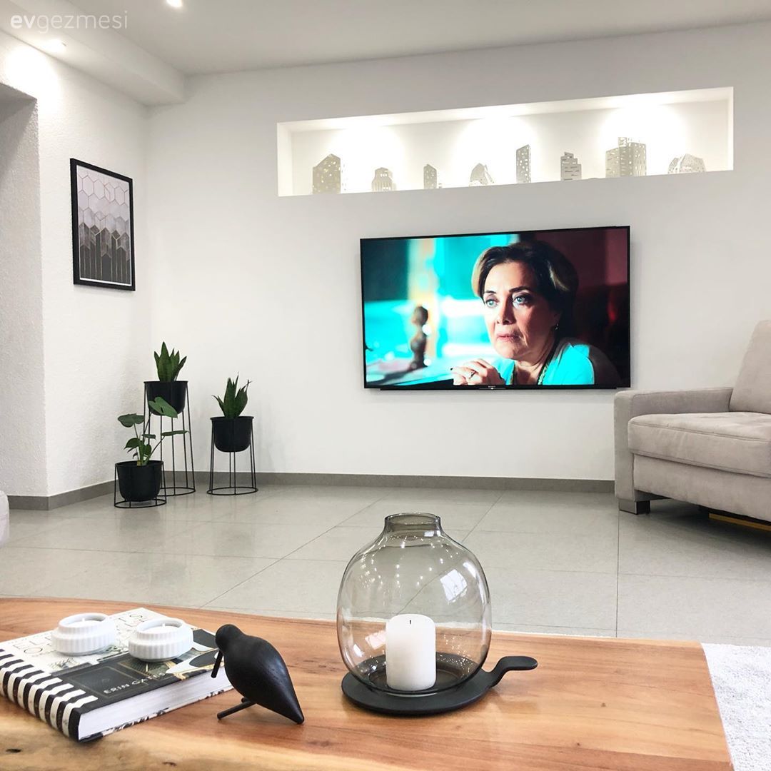 Oturma Odası, Bej, Beyaz, Siyah, Orta sehpa, Sehpa, Tablo, Duvar dekorasyonu, Spot aydınlatma, Aydınlatma, Halı, Saksı, Ev bitkisi, Sehpa üstü aksesuarı, Ev Aksesuar, Vazo, Çiçekler, Duvar Nişleri, Berjer, Mumluk