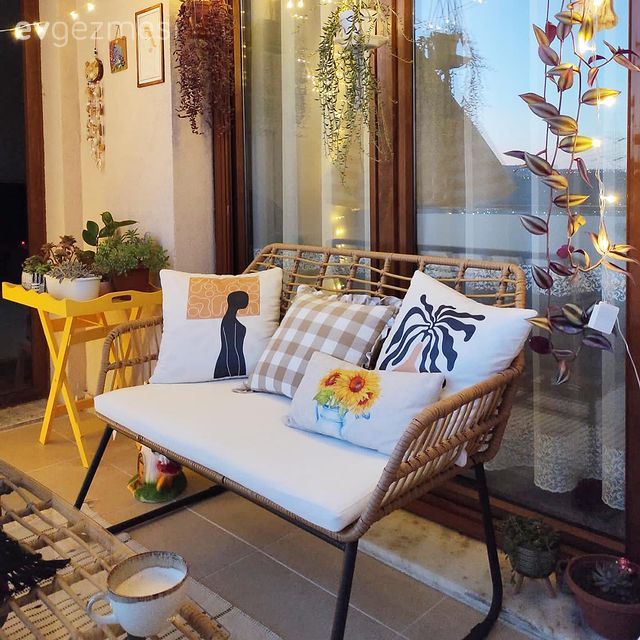 Balkon, Beyaz, Sarı, Balkon masası, Kırlent, Ev tekstili, Balkon oturma grubu