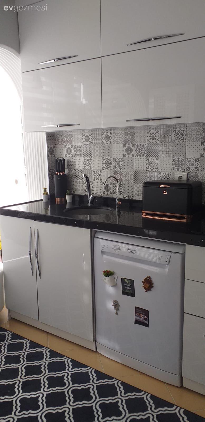 Mutfak, Beyaz, Mutfak tezgahı, Mutfak tezgah arası, Tezgah arası seramik, Siyah tezgah, Geometrik desen, Desenler