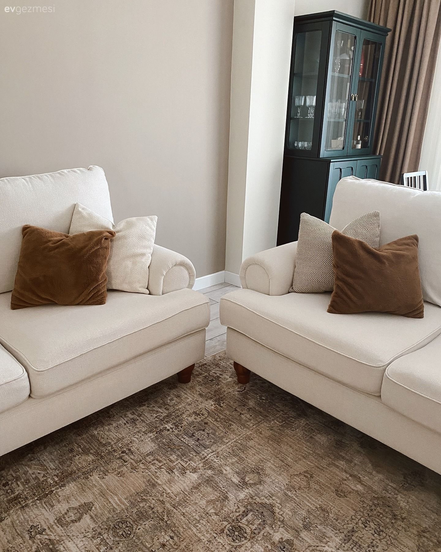 Bu İskandinav Evde Kahverengi ve Beyaz Uyumu Hakim