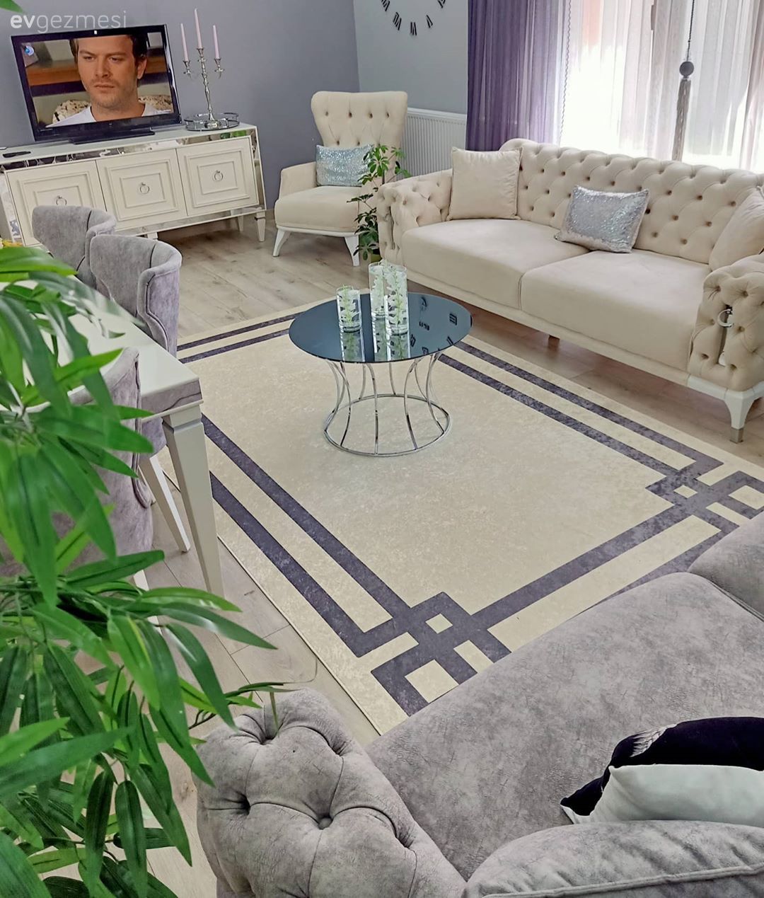 Salon, Modern klasik, Koltuk takımı, Modern chesterfield, Gri, Krem, Beyaz, Gri duvar, Sandalye, Yemek masası, Halı, Salon halısı, Ayna çerçeve, Aynalı aksesuar, Tablo, Duvar dekorasyonu, Fon perde, Perde, Tül perde, Parke, Spot aydınlatma, Aydınlatma, Vazo, Ev Aksesuar, Çiçekler, Ev bitkisi, Tv ünitesi, Tv ünitesi aksesuarları, Metal duvar saati