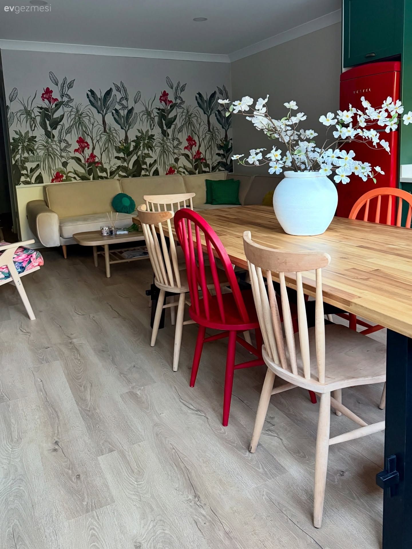 Mutfak, Duvar kağıdı, Duvar dekorasyonu, Kırmızı, Sarı, Ahşap masa, Mutfak sandalyesi, Sandalye, Berjer, Çiçekli desen, Desenler