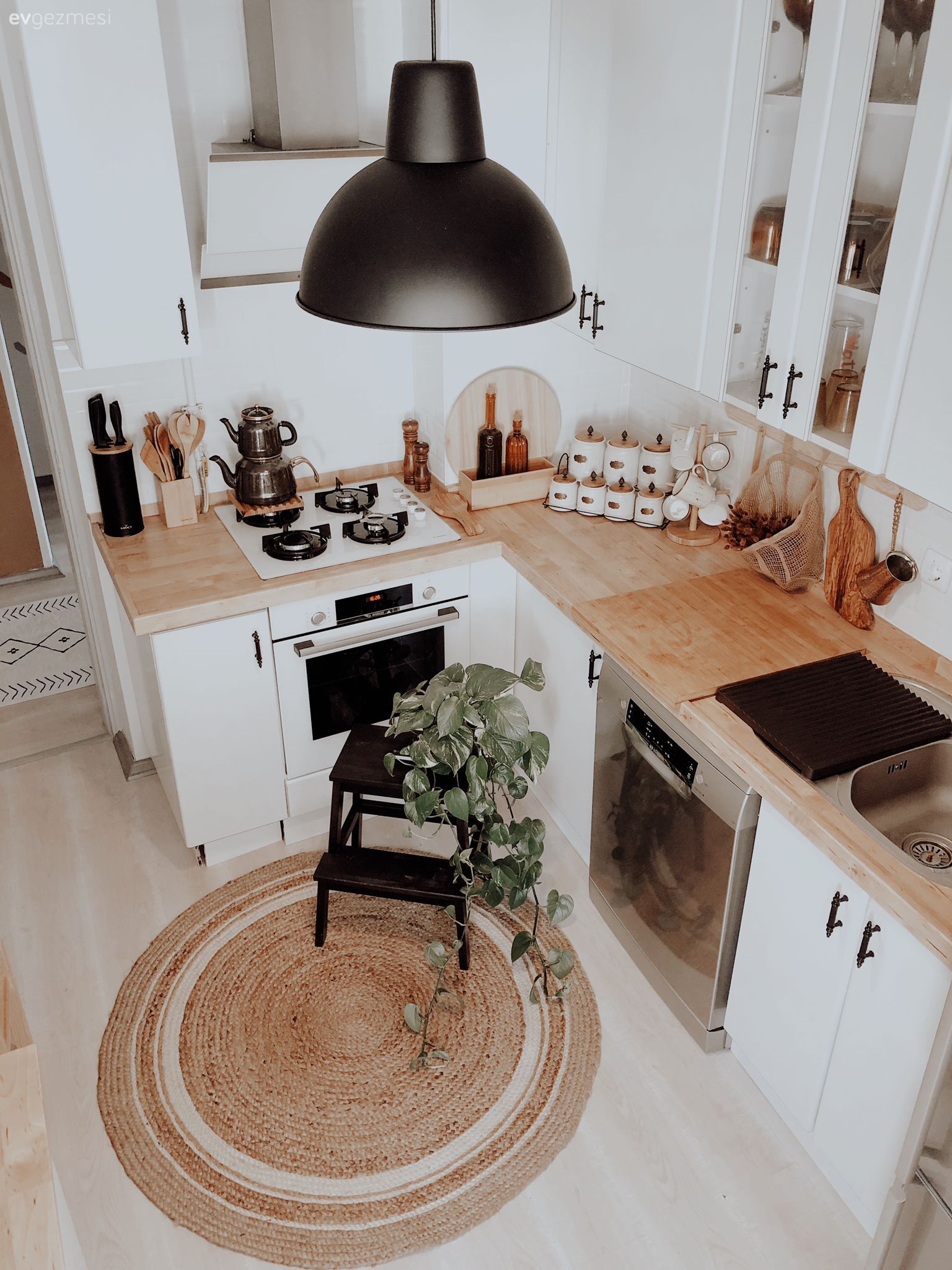 Mutfak, Mutfak tadilat, Tadilat, Ahşap mutfak, Beyaz, Dolap, Tezgah arası seramik, Mutfak tezgah arası, Mutfak aksesuarları, Cam Ankastre, Ankastre, Avize, Aydınlatma, Ahşap mutfak tezgahı, Mutfak tezgahı, Tezgah üstü lavabo, Banyo lavabosu, Mutfak masası, Sandalye, Duvar saati, Duvar dekorasyonu, Jüt halı, Halı, Laminant parke, Parke, Ev bitkisi