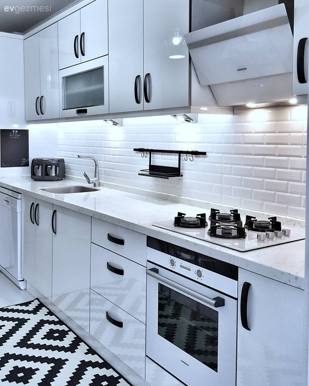 Mutfak, Beyaz mutfak, Mutfak tezgahı, Mutfak tezgah arası, Metro seramik, Seramik, Mutfak halısı, Geometrik desen, Desenler, Modern, Davlumbaz, Ankastre