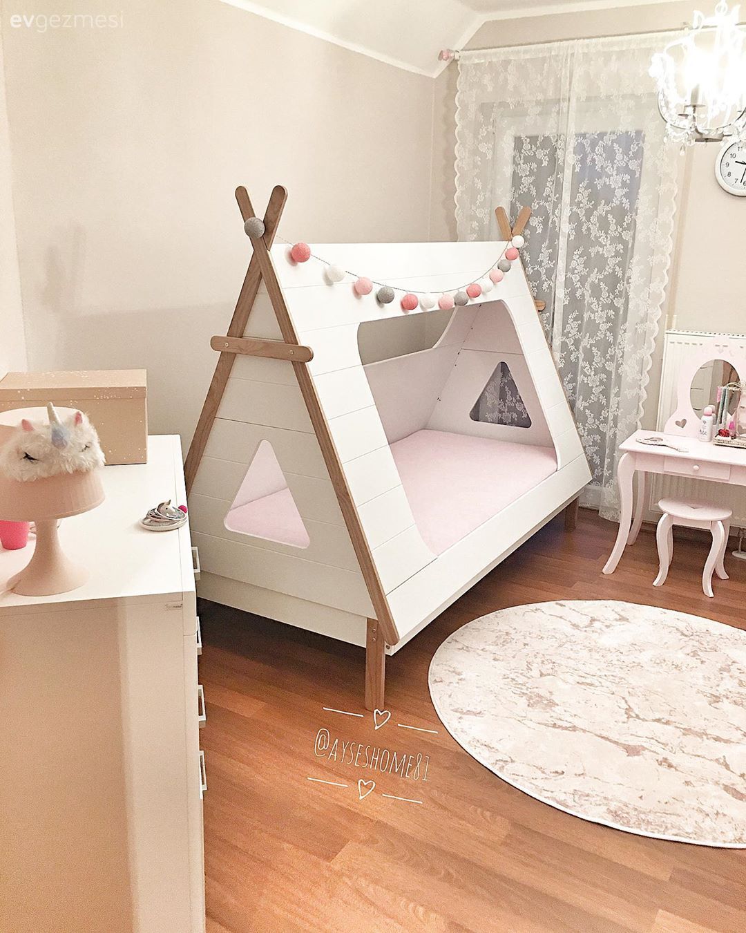 Dubleks evler, Çocuk Odası, Beyaz, Pudra pembe, Tül perde, Perde, Şifonyer, Avize, Aydınlatma, Çocuk odası aydınlatması, Yuvarlak halı, Halı, Çocuk odası halısı