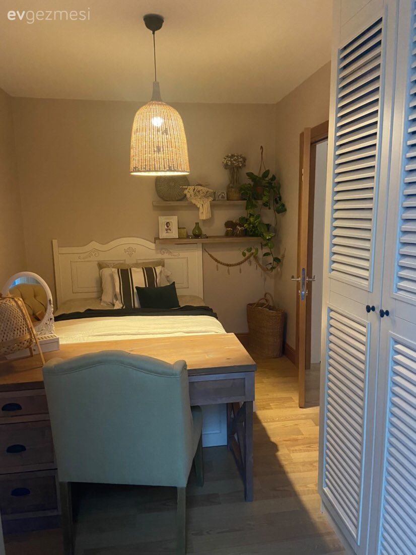 Genç odası, Country, Ahşap Mobilya, Beyaz, Avize, Aydınlatma, Yatak başlığı, Yatak Odası, Lambri, Duvar rafı, Duvar dekorasyonu, Sandalye, Parke