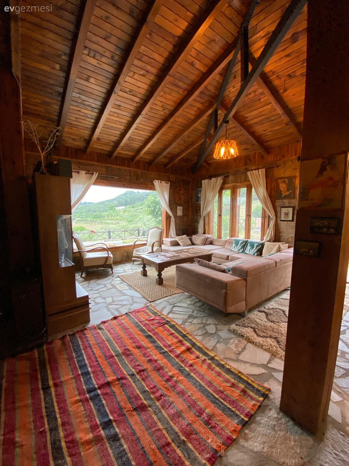 Ahşap ev, Salon, Müstakil Ev, Rustik, Manzaralı evler, Köşe koltuk, Koltuk takımı, Orta sehpa, Sehpa, Masif ahşap, Fon perde, Perde, Tül perde, Kilim, Halı