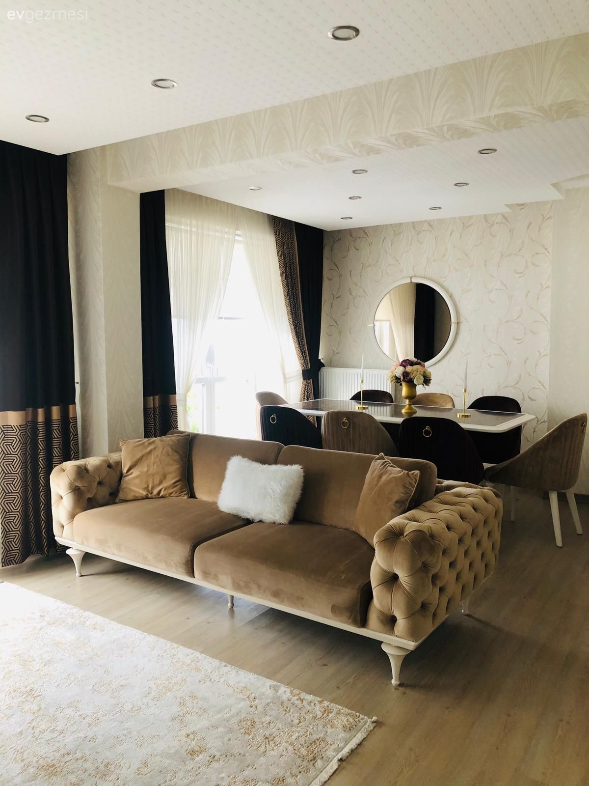 Salon, Krem, Kahverengi, Füme, Modern chesterfield, Kırlent, Ev tekstili, Fon perde, Perde, Tül perde, Yuvarlak ayna, Dekoratif ayna, Sandalye, Yemek masası, Duvar kağıdı, Duvar dekorasyonu, Halı, Salon halısı