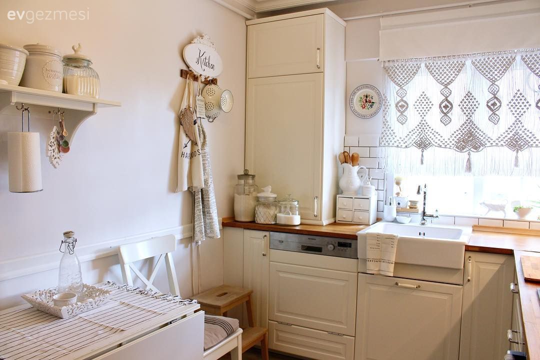 Nostaljik Detayları ve Beyazıyla Huzur Dolu Bir İstanbul Evi