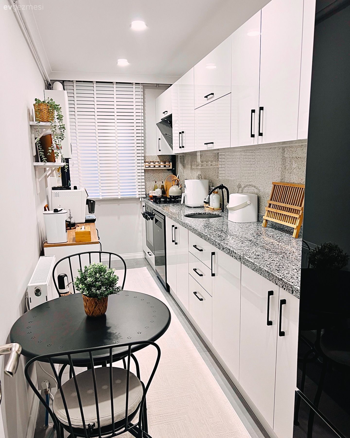 Yeni Dizilen Bu Evde Eşyalar Birbiriyle Uyumlu!