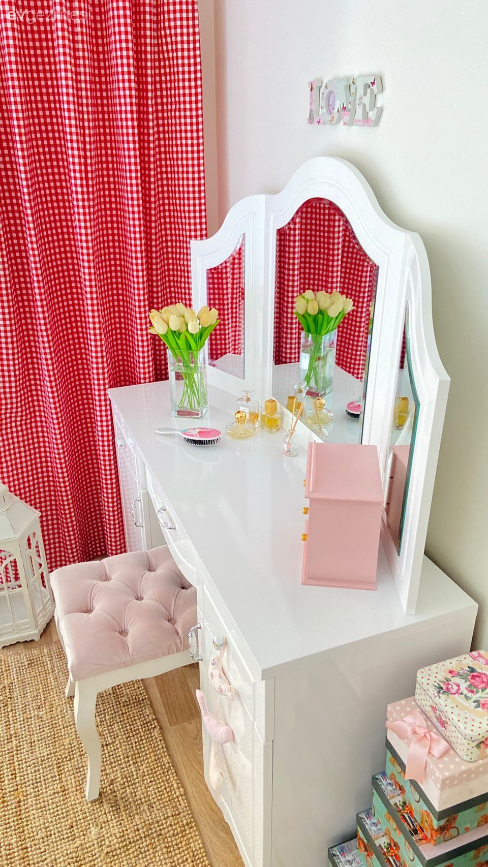 Ekose desen, Desenler, Makyaj masası, Yatak Odası, Pudra pembe, Fon perde, Perde, Makyaj aynası, Jüt halı, Halı