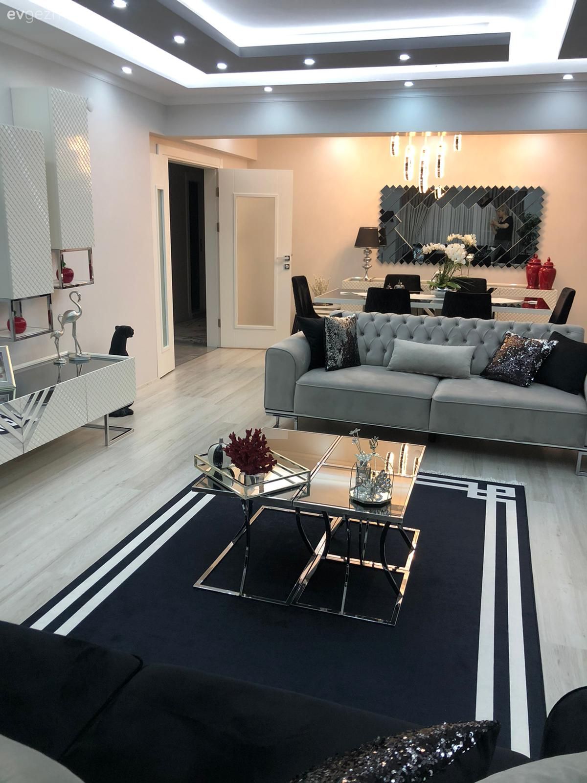 Salon, Modern klasik, Krem, Siyah, Beyaz, Koltuk takımı, Halı, Berjer, Tavan dekorasyon, Fon perde, Perde, Tül perde, Yemek masası, Sandalye, Parke, Yan sehpa, Sehpa, Orta sehpa, Kırlent, Ev tekstili, Spot aydınlatma, Aydınlatma, Tv ünitesi, Tv ünitesi aksesuarları, Ev Aksesuar