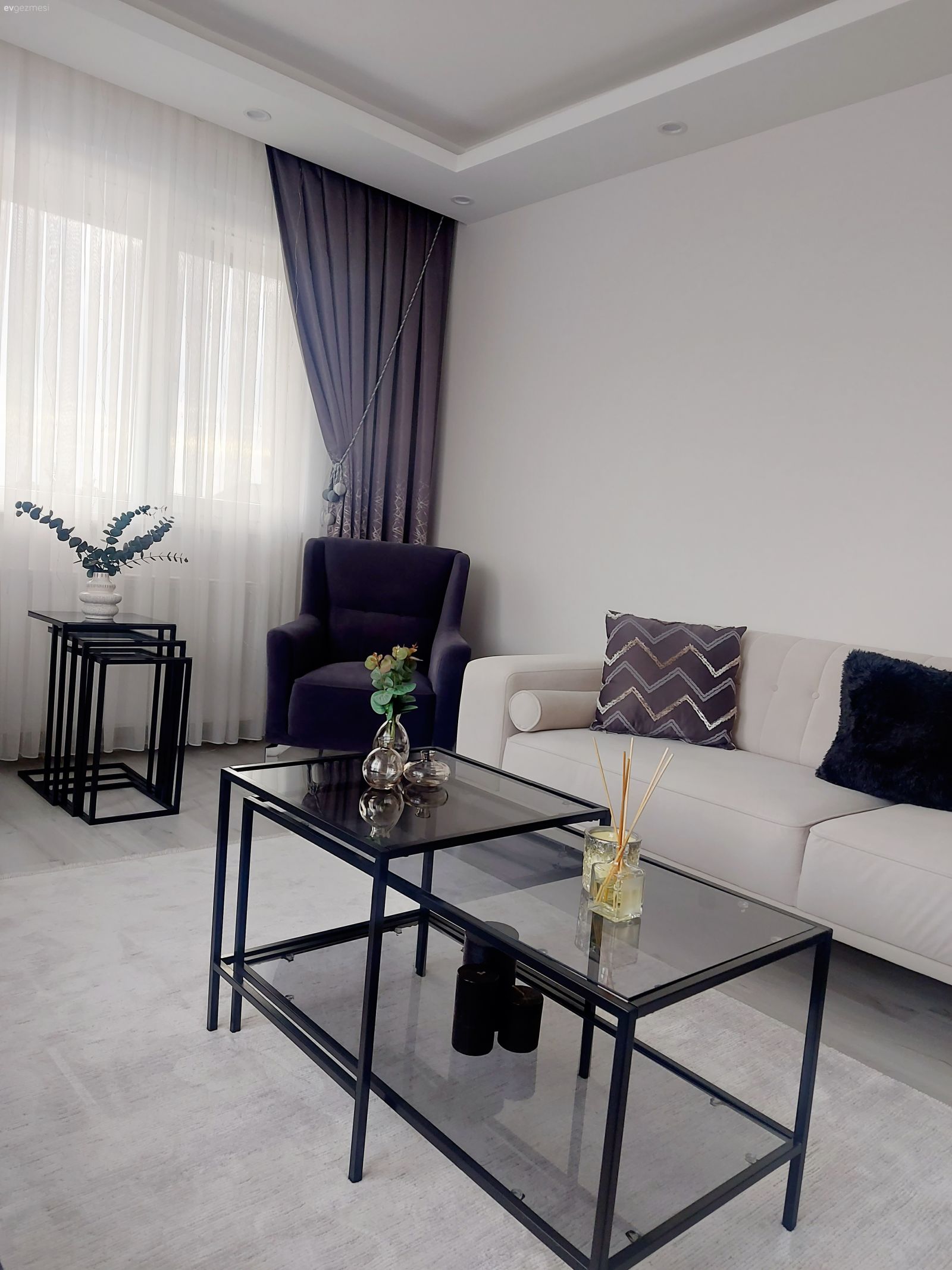 Beyaz koltuk, Siyah, Fon perde, Perde, Tül perde, Koltuk takımı, Orta sehpa, Sehpa, Halı, Salon halısı, Kırlent, Ev tekstili