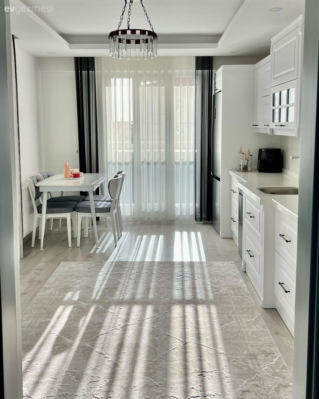 Mutfak, Beyaz, Beyaz mutfak, Shaker kapaklı dolaplar, Mutfak tezgahı, Mutfak tezgah arası, Mutfak halısı, Sandalye, Mutfak masası, Gri, Tül perde, Perde, Mutfak Avize Modelleri, Tezgah arası doğal taş